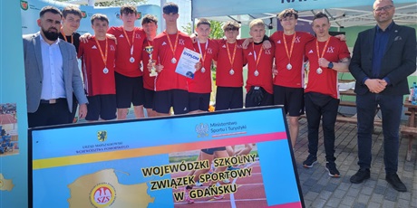 W finale XXV wojewódzkiej licealisty chłopców w piłkę nożną drużyna IX LO zajęła II miejsce